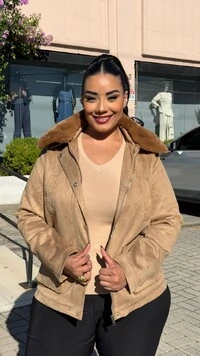Casaco Suede Sandy Capuz Com Gola De Pelo