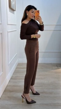 Calça Alana Com Bolsos Faca E Elástico No Posterior Da Pala