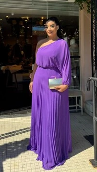 Vestido Longo Plissado Carla Manga Única Com Cinto Faixa