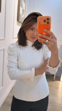 Blusa Tricot Nervuras Entrelaçadas Cindy Botões Nos Punhos