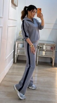 Suéter Tricot Gola Alta Com Zíper Prata Carol Faixa Nas Mangas E Ombros