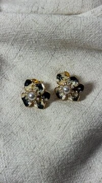 Brinco Flor Pequena Bicolor Miolo De Pérola