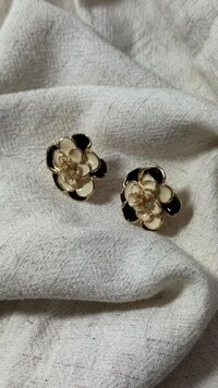 Brinco Média Flor Bicolor Miolo Strass