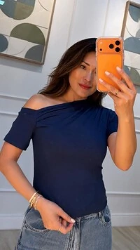 Blusa Malha Layla Ombro Vazado Detalhe Pregas