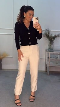 Cardigan Curto Tricot Marina Canelado Com Botão Cravejado Vazado