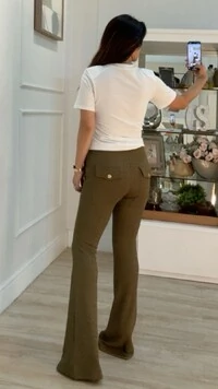 Calça Flare Texturas Em Zigue E Zague Kate Botões Dourados