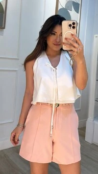 Shorts Alfaiataria Kayla Cinto Fino Com Fivela Oval Assimétrica