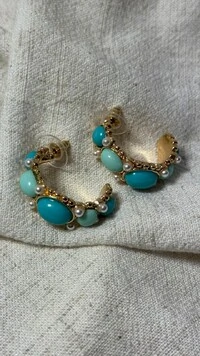 Brinco Argola Média Com Bolotas Resinadas E Mini Pérolas