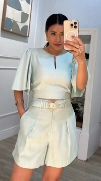 Cropped Alfaiataria Recorte Em V Anne Mangas 3/4 Evasê