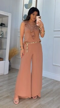 Blusa Regata Crepe Larissa Decote V Detalhe Babado Duplo