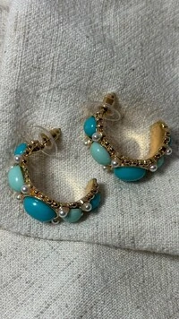 Brinco Argola Média Com Bolotas Resinadas E Mini Pérolas