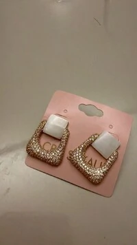 Brinco Quadrado Cravejado Em Strass Com Pedra Lua