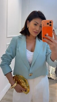 Blazer Curto Alfaiataria Kate Com Maxi Botão Dourado