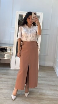 Saia Longuete Fenda Frontal Dafne Detalhe De Fivelas Duplas Resinadas