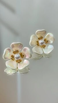 Brinco Grande De Flor Resinado Detalhe De Pérola