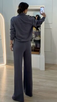 Conjunto Moletom Lais Blusa Gola Alta Com Puxadores No Barrado E Calça Pantalona