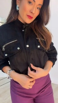 Jaqueta Casaco Curto Suede Maysa Bolsos Fake Com Lapela E Zíper