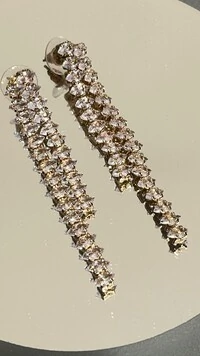 Brinco Assimétrico Cravejado Em Strass