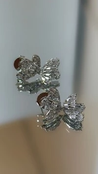 Brinco Borboleta Média Maleável Cravejado Em Strass