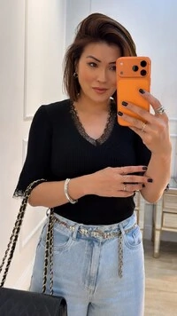 Blusa Canelada Decote V Hillary Mangas 3/4 Detalhe De Renda