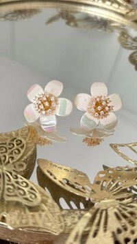 Brinco Flor Média Madrepérola Com Strass