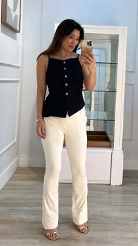 Calça Flare Sabrina Bolsos Posteriores Com Fechamento Por Botão Prata