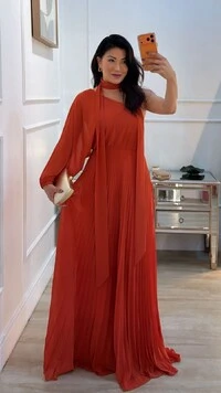 Vestido Longo Plissado Carla Manga Única Com Cinto Faixa