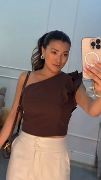 Cropped Alfaiataria Giselle Ombro Único Detalhe De Babado