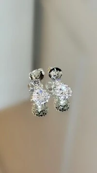 Brinco Médio Gota Cravejado Em Strass