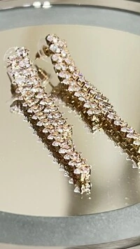 Brinco Assimétrico Cravejado Em Strass