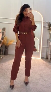 Macacão Twill Duda Gola Com Recortes E Cinto Com Fivela Dourada