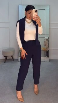 Calça Cenoura Pregas Frontais Iris Detalhe Martingalê Com Botão Amadeirado