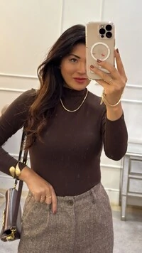 Blusa Básica Giovanna Gola Média E Mangas Longas