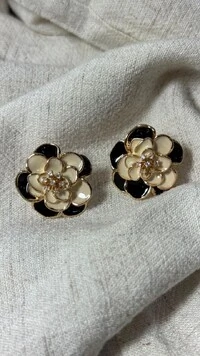 Brinco Média Flor Bicolor Miolo Strass