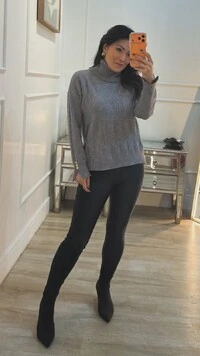 Blusa Ampla Tricot Gola Rolê Maisa Botões Dourados Nos Punhos