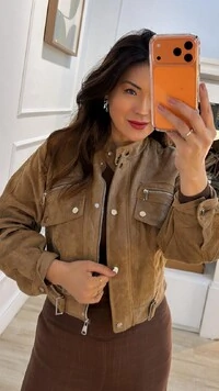 Jaqueta Casaco Curto Suede Maysa Bolsos Fake Com Lapela E Zíper