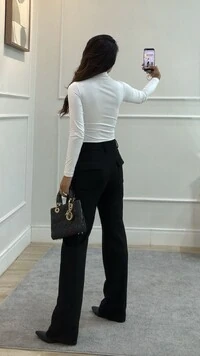 Calça Reta Suede Babi Botões Forrados Frontais