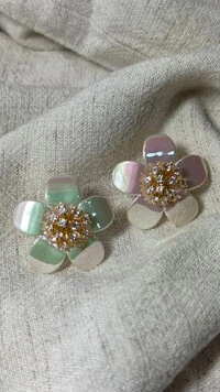 Brinco Flor Média Madrepérola Com Strass