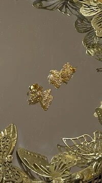 Brinco Borboleta Média Maleável Cravejado Em Strass