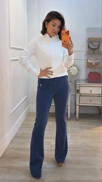 Calça Flare Pala Larga Daniela Bolsos Com Botão Prata