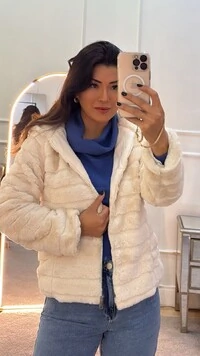 Casaco Teddy Mirella Detalhes Horizontais E Capuz