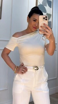 Blusa Malha Layla Ombro Vazado Detalhe Pregas