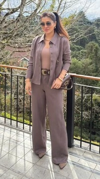 Camisa Jenny Mangas Longas Punhos Com Botões Forrados Duplos
