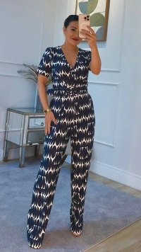 Macacão Pantalona Estampado Decote V Marília Pregas Frontais Com Cinto Forrado