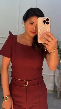 Blusa Cropped Alfaiataria Loryn Babado Nos Ombros