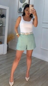 Shorts Alfaiataria Risca De Giz Camila Botão Frontal