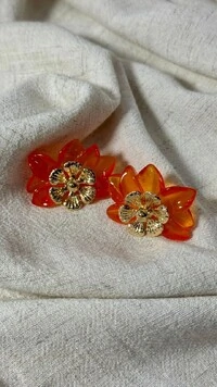 Brinco Flor Dupla Resinada Com Detalhe Dourado