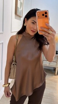 Blusa Acetinada Cava Americana Eloah Barrado Assimétrico