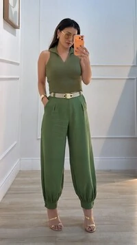 Calça Cenoura Pregas Frontais Victoria Detalhe Botão Forrado No Barrado