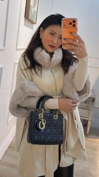 Poncho Capa Gola E Punhos De Pelinho Maite Cinto Faixa